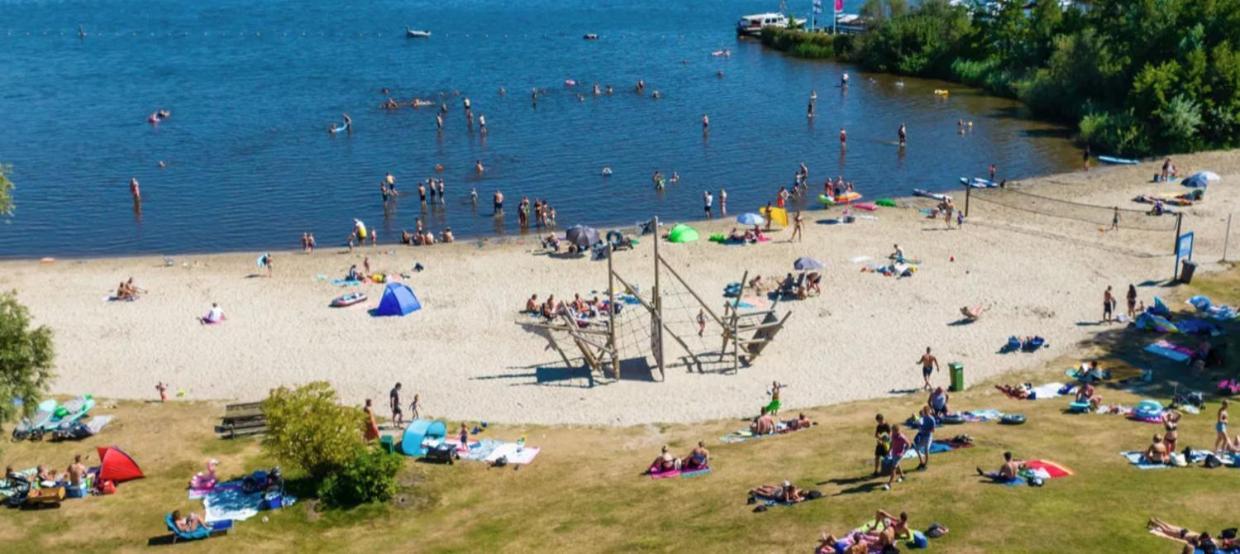 Ruime 5-Persoons Chalet Aan Het Bergumermeer Suameer Exteriér fotografie