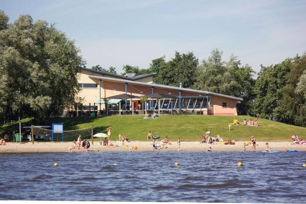 Ruime 5-Persoons Chalet Aan Het Bergumermeer Suameer Exteriér fotografie