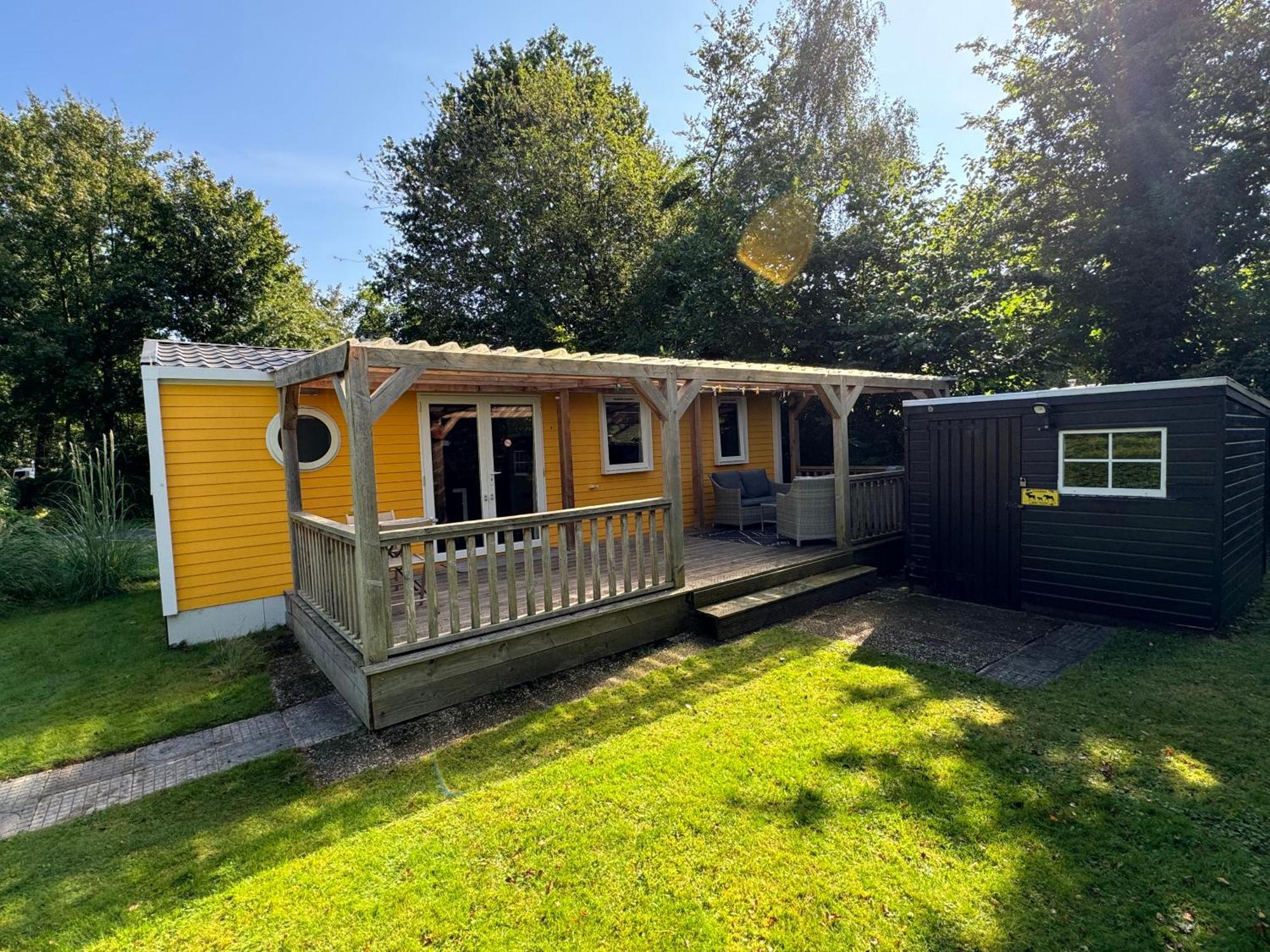 Ruime 5-Persoons Chalet Aan Het Bergumermeer Suameer Exteriér fotografie